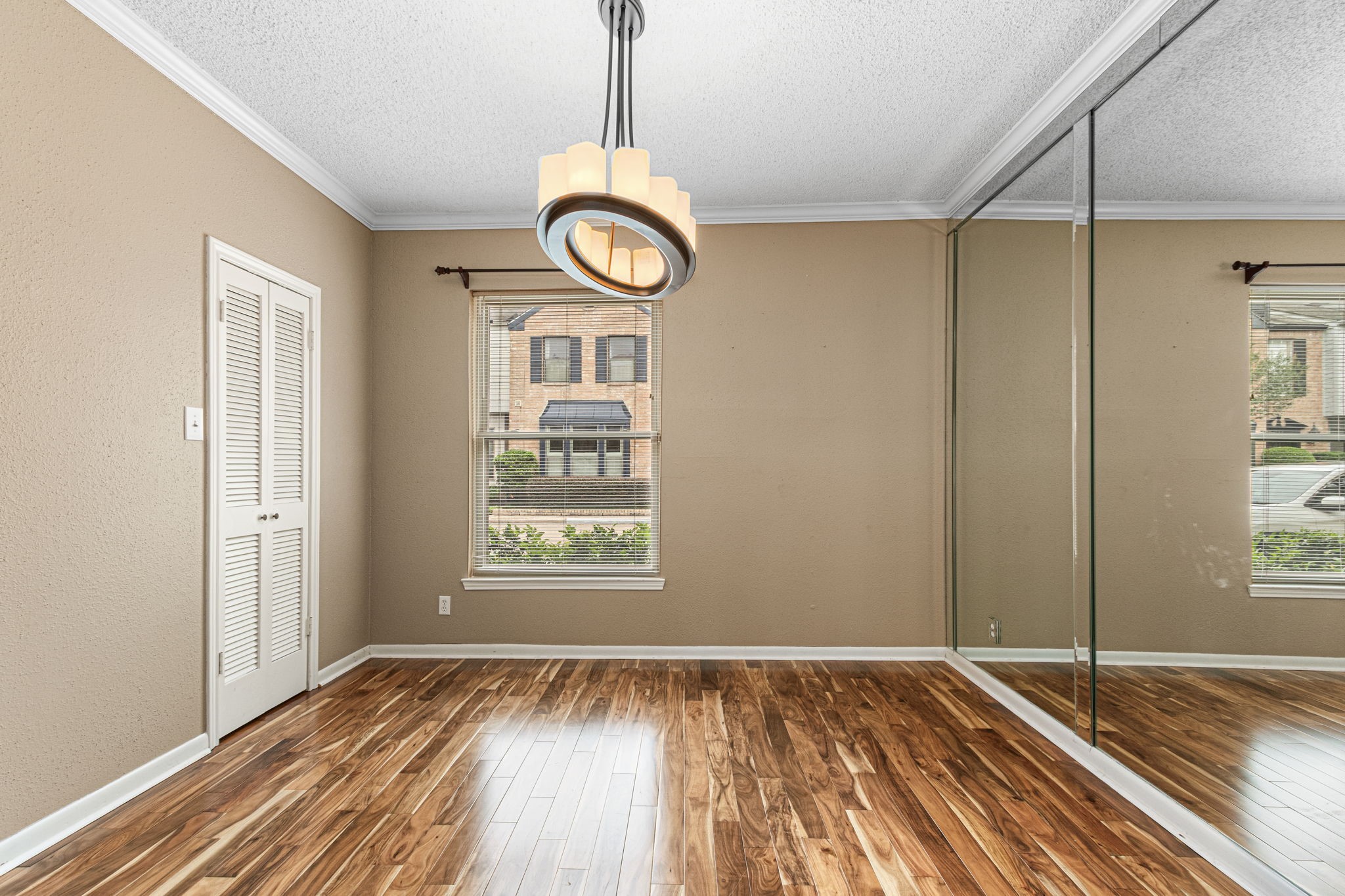 3749 Wakeforest Avenue Houston, TX 77098 - Photo 11 of 36 Enjoy small butlers pantry or just storage located off Dining/Study or$th bedroom.