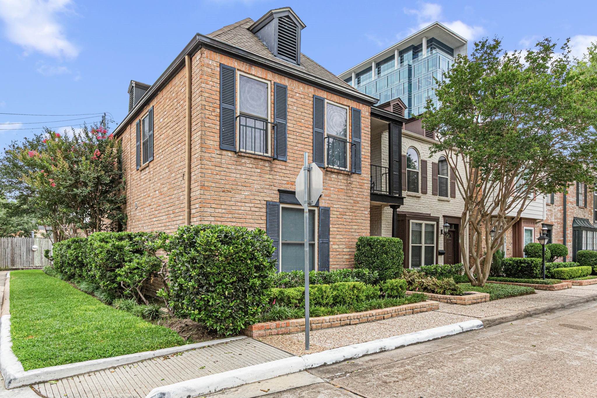 3749 Wakeforest Avenue Houston, TX 77098 - Photo 3 of 36 Well located End Townhome with additional with plenty additional side street parking and green space.