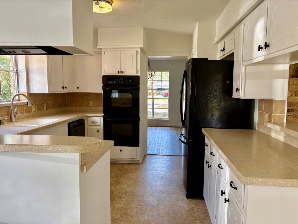1111 Burning Tree Road Kingwood, TX 77339 - Photo 11 of 32 Spacious kitchen with Corian countertops. Perfect for cooking and entertaining.