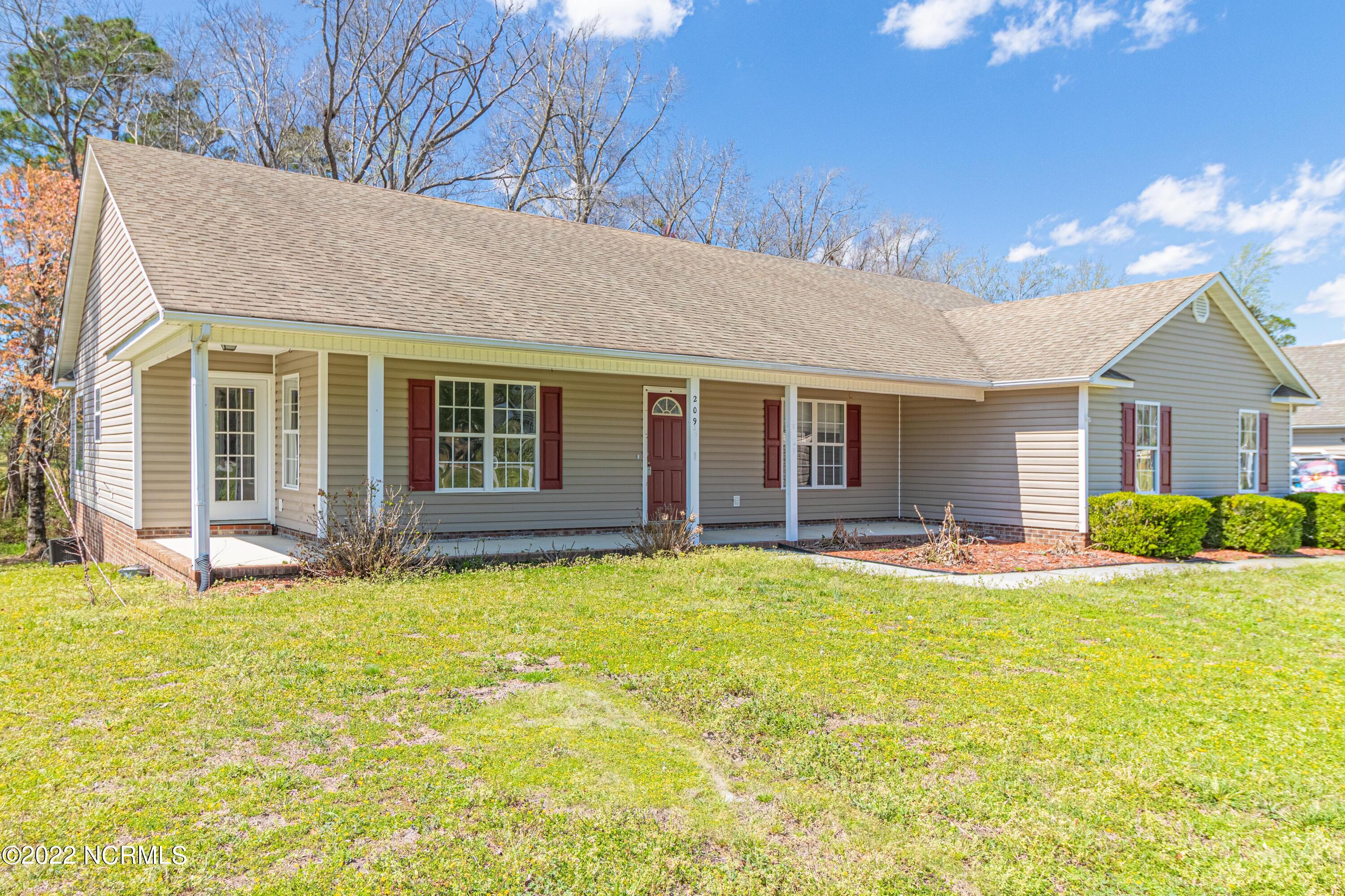209 Lee Rogers Road Hubert, NC 28539 - Photo 3 of 40 listing (4 of 38)