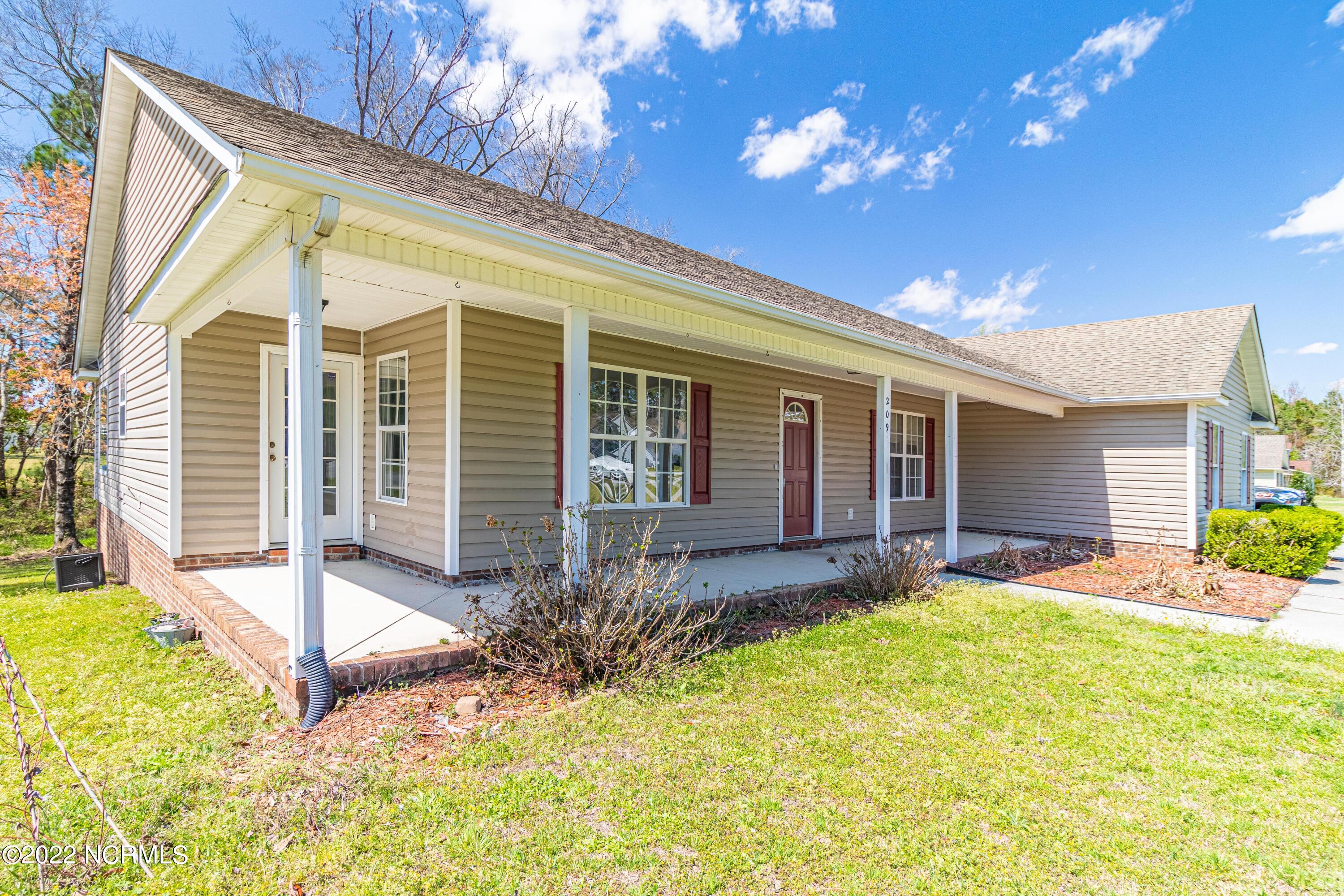 209 Lee Rogers Road Hubert, NC 28539 - Photo 4 of 40 listing (5 of 38)