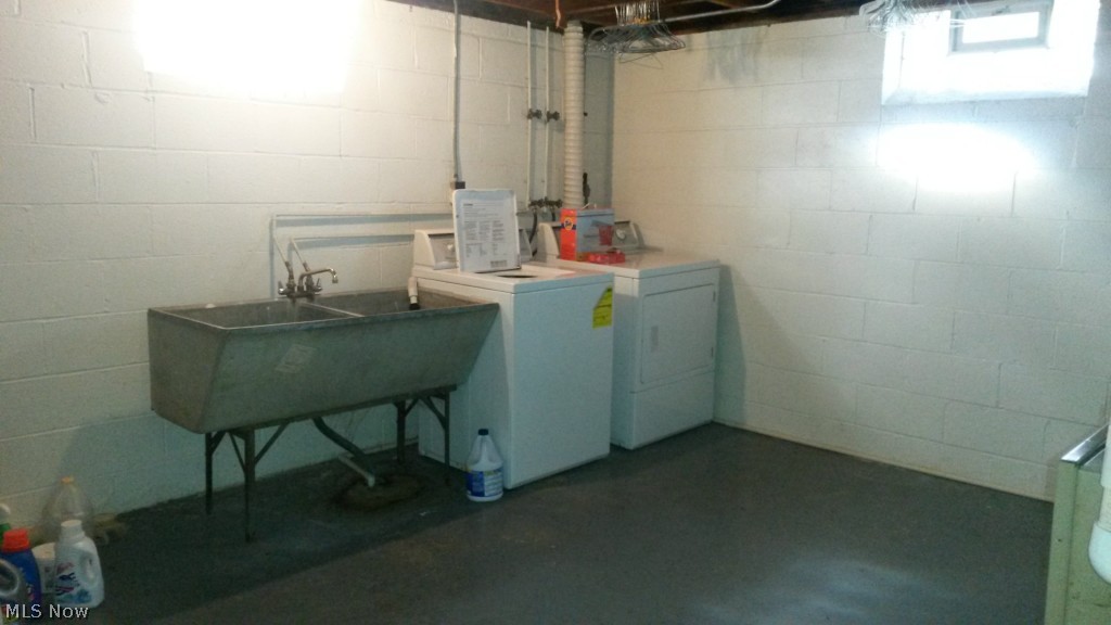 7270 Maplewood Road Parma, OH 44130 - Photo 17 of 23 Laundry room - all appliances stay with house