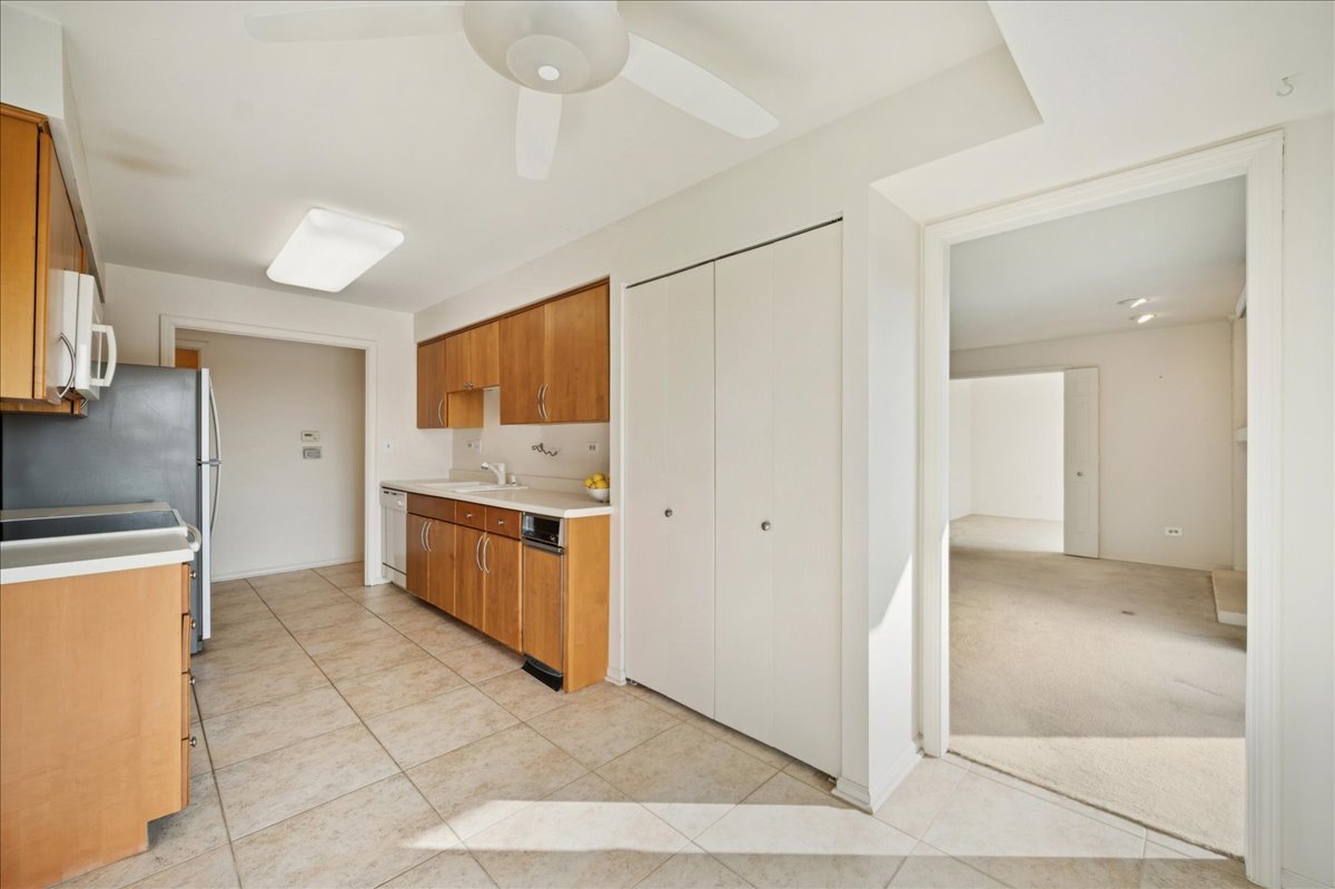 1721 Mission Hills Road, Unit 406 Northbrook, IL 60062 - Photo 11 of 23 a kitchen with stainless steel appliances a refrigerator and a stove