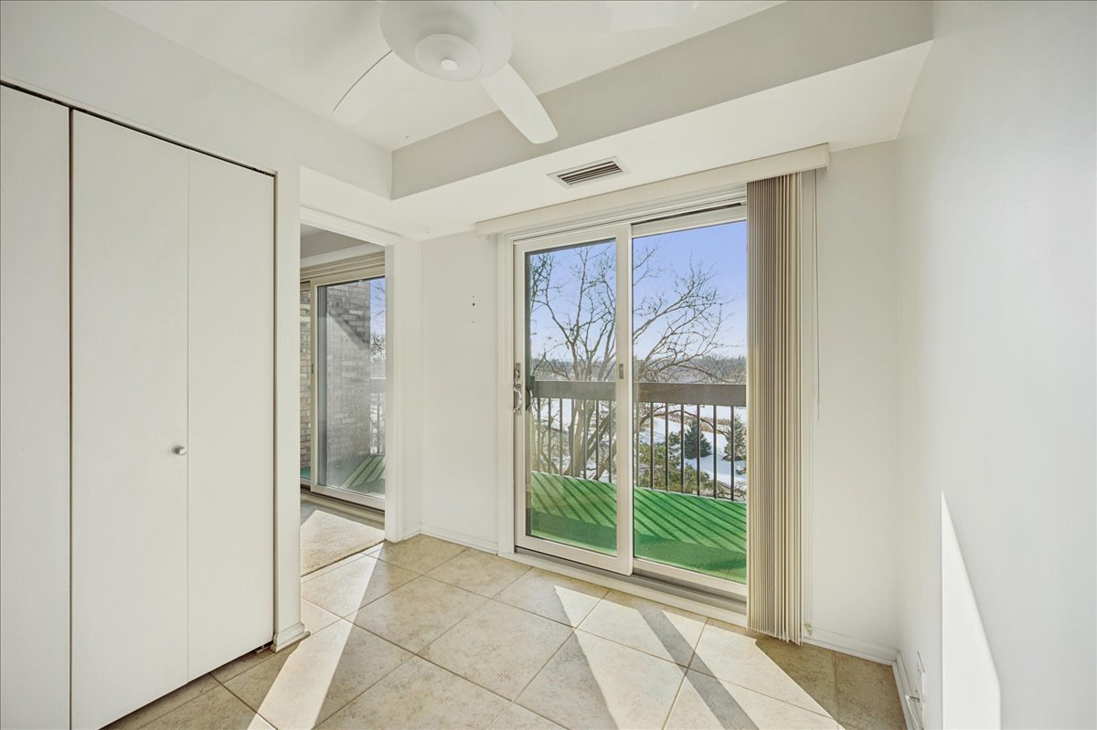 1721 Mission Hills Road, Unit 406 Northbrook, IL 60062 - Photo 12 of 23 a view of entryway with window