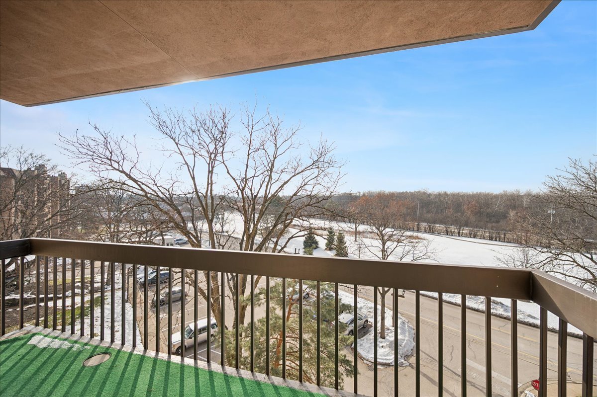 1721 Mission Hills Road, Unit 406 Northbrook, IL 60062 - Photo 21 of 23 a view of a balcony with wooden fence