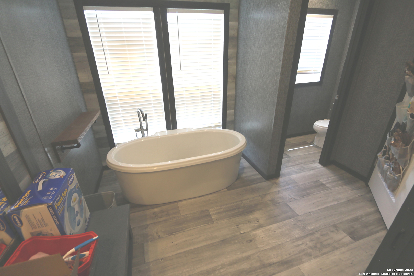 7510 Pittman Road Adkins, TX 78101 - Photo 27 of 42 a bathroom with a toilet and a bathtub