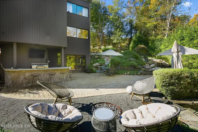 a view of yard with green space