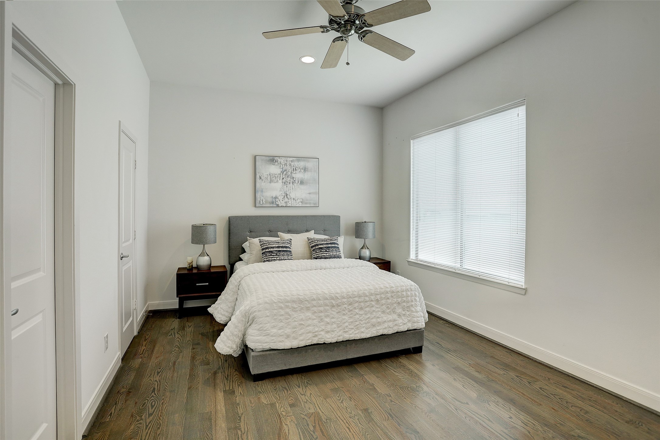 902 Roy Street Houston, TX 77007 - Photo 18 of 50 a bedroom with a bed and window
