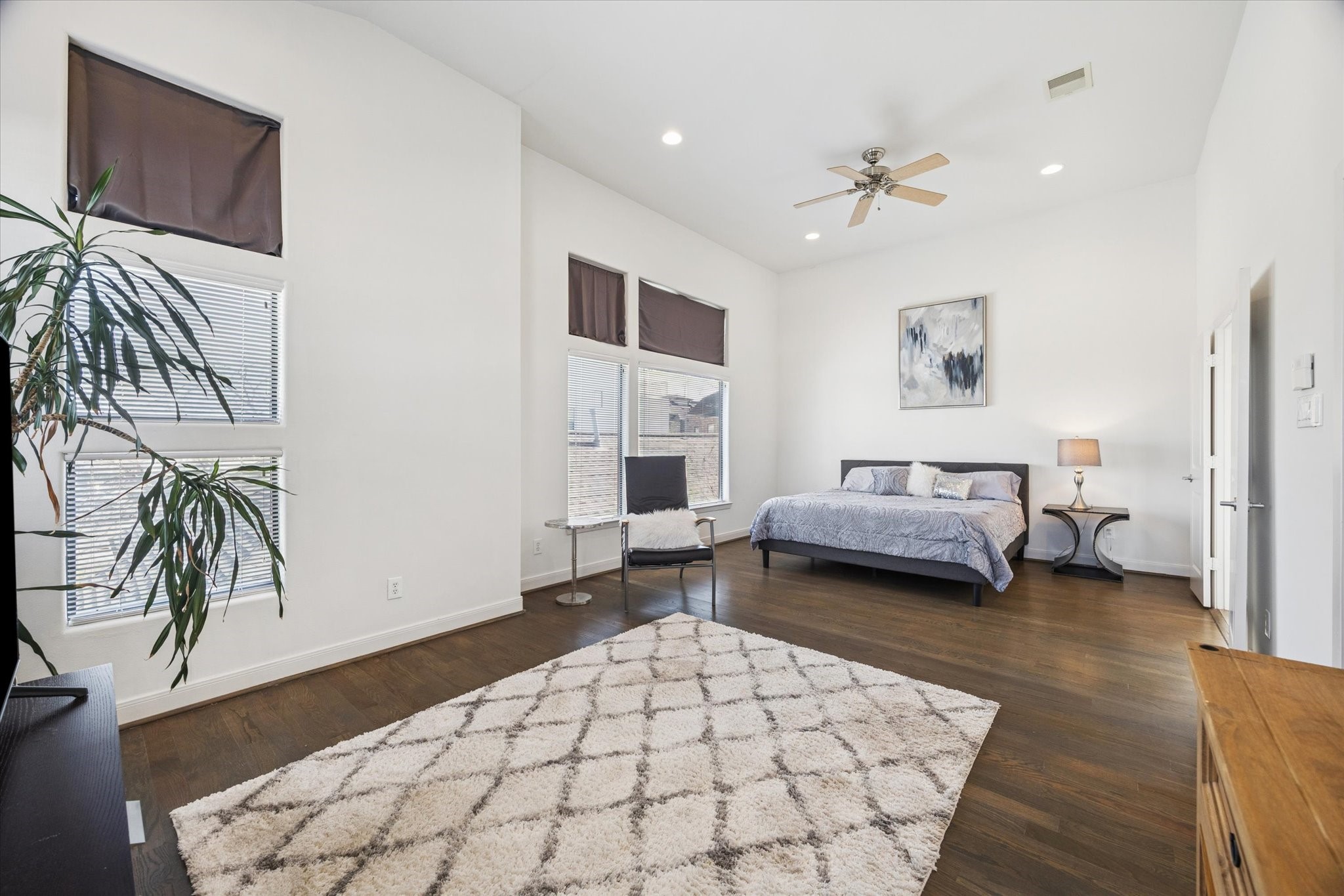 902 Roy Street Houston, TX 77007 - Photo 20 of 50 a spacious bedroom with a bed and a couch