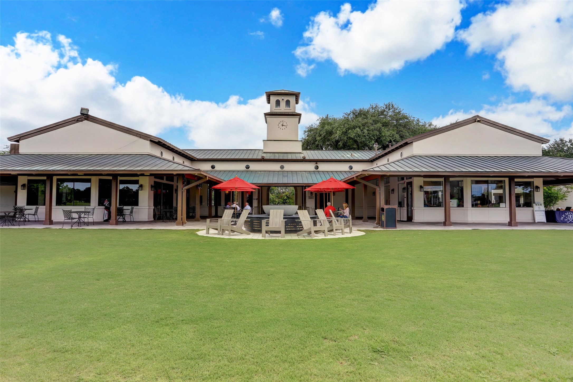 902 Roy Street Houston, TX 77007 - Photo 36 of 50 a view of a house with pool
