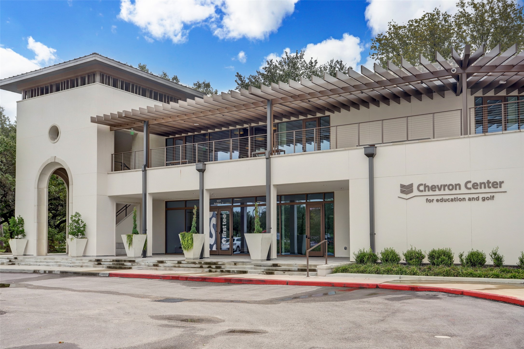 902 Roy Street Houston, TX 77007 - Photo 38 of 50 a view of a building with a street