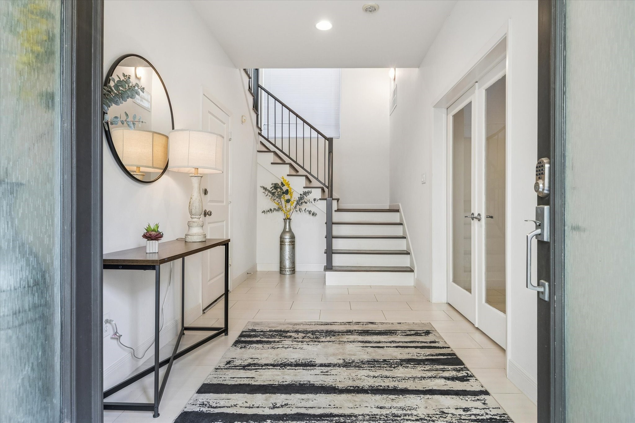902 Roy Street Houston, TX 77007 - Photo 7 of 50 a view of a entryway