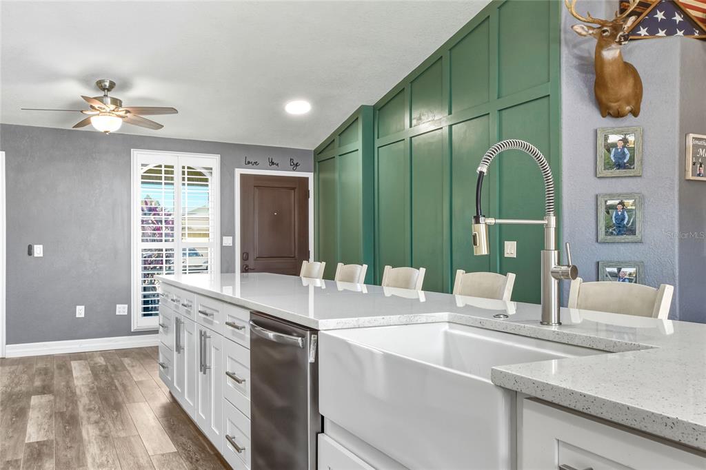 533 Seven Oaks Street Mulberry, FL 33860 - Photo 13 of 43 a bathroom with a double vanity sink a large mirror and a bathtub