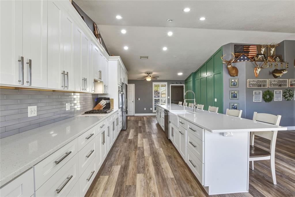 533 Seven Oaks Street Mulberry, FL 33860 - Photo 9 of 43 a large white kitchen with a large window