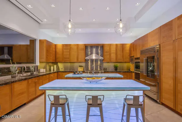 a view of a livingroom with furniture