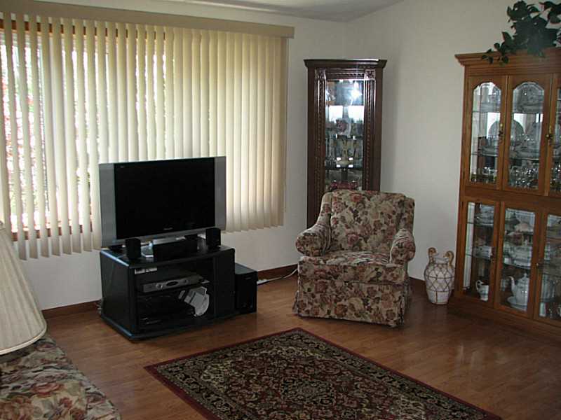 14 What Cheer Road Narragansett, RI 02882 - Photo 5 of 25 Living Room.