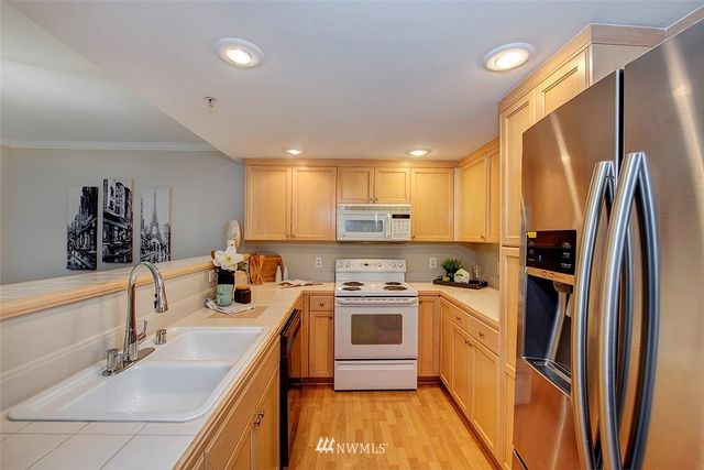 $335,000 | 25235 Southeast Klahanie Boulevard, Unit E102, Sammamish, WA 98029