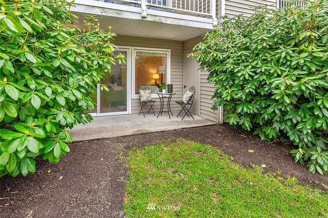 $335,000 | 25235 Southeast Klahanie Boulevard, Unit E102, Sammamish, WA 98029