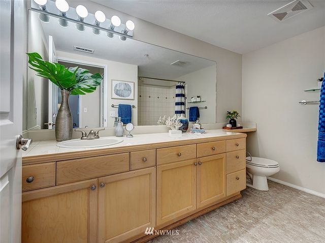 $335,000 | 25235 Southeast Klahanie Boulevard, Unit E102, Sammamish, WA 98029