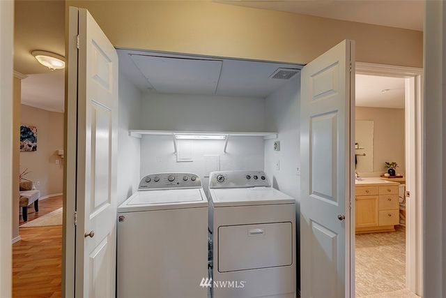 $335,000 | 25235 Southeast Klahanie Boulevard, Unit E102, Sammamish, WA 98029