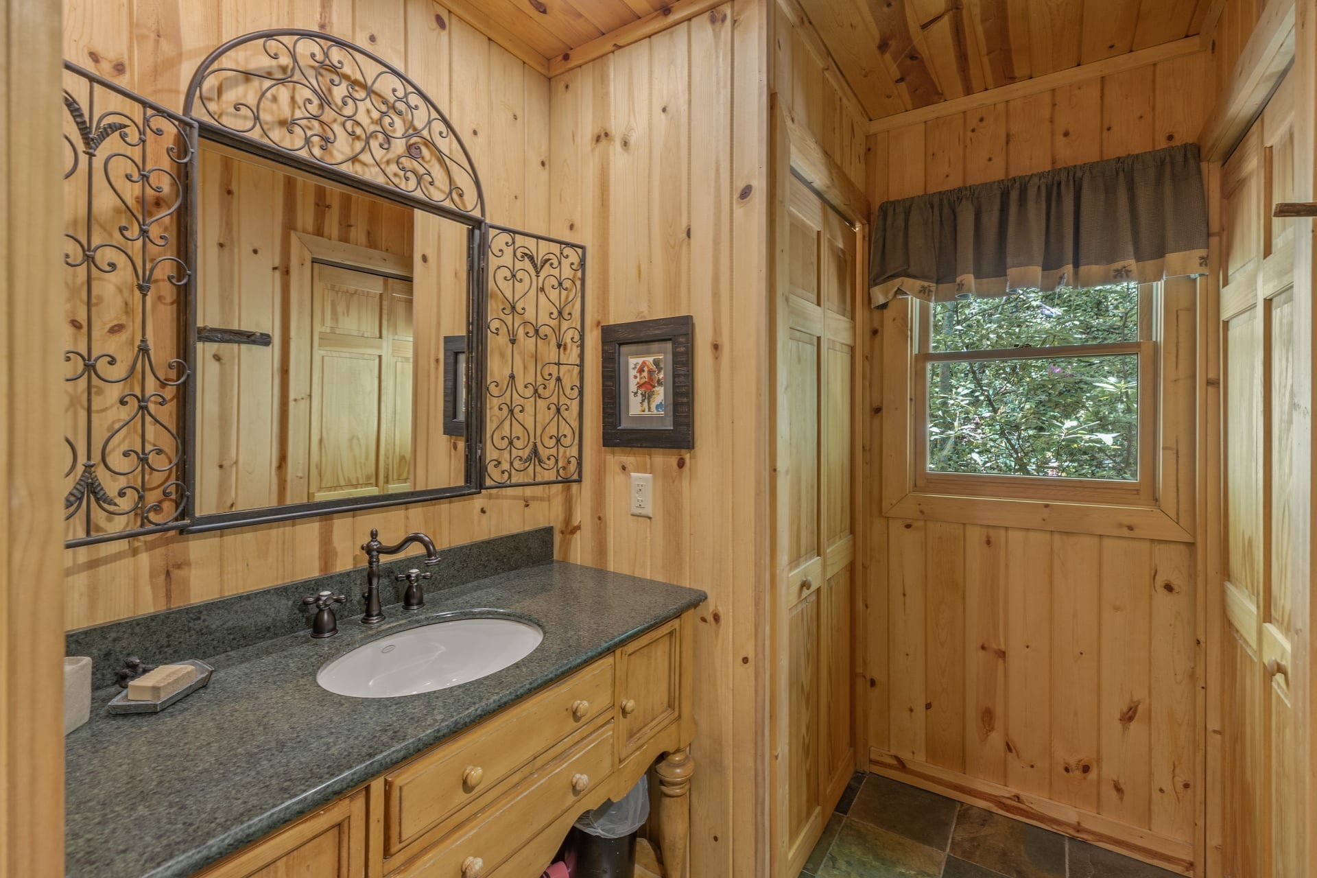 361 Wyanoak Road Highlands, NC 28741 - Photo 24 of 34 Primary suite bathroom