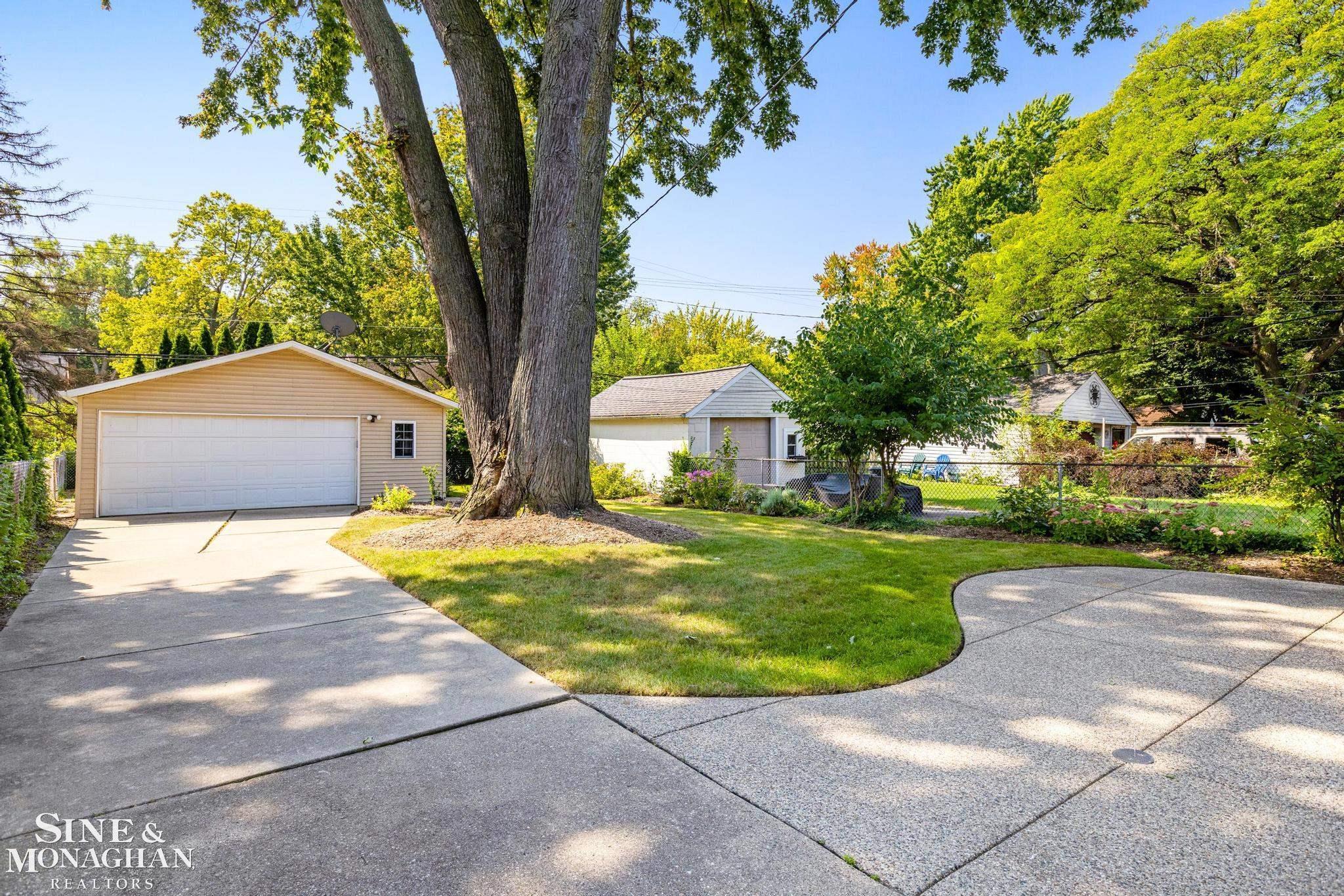 1883 Oxford Road Grosse Pointe, MI 48236 - Photo 21 of 23 50155159-754ea6bf-1f22-4ef5-800b-f8888a061213.JPG