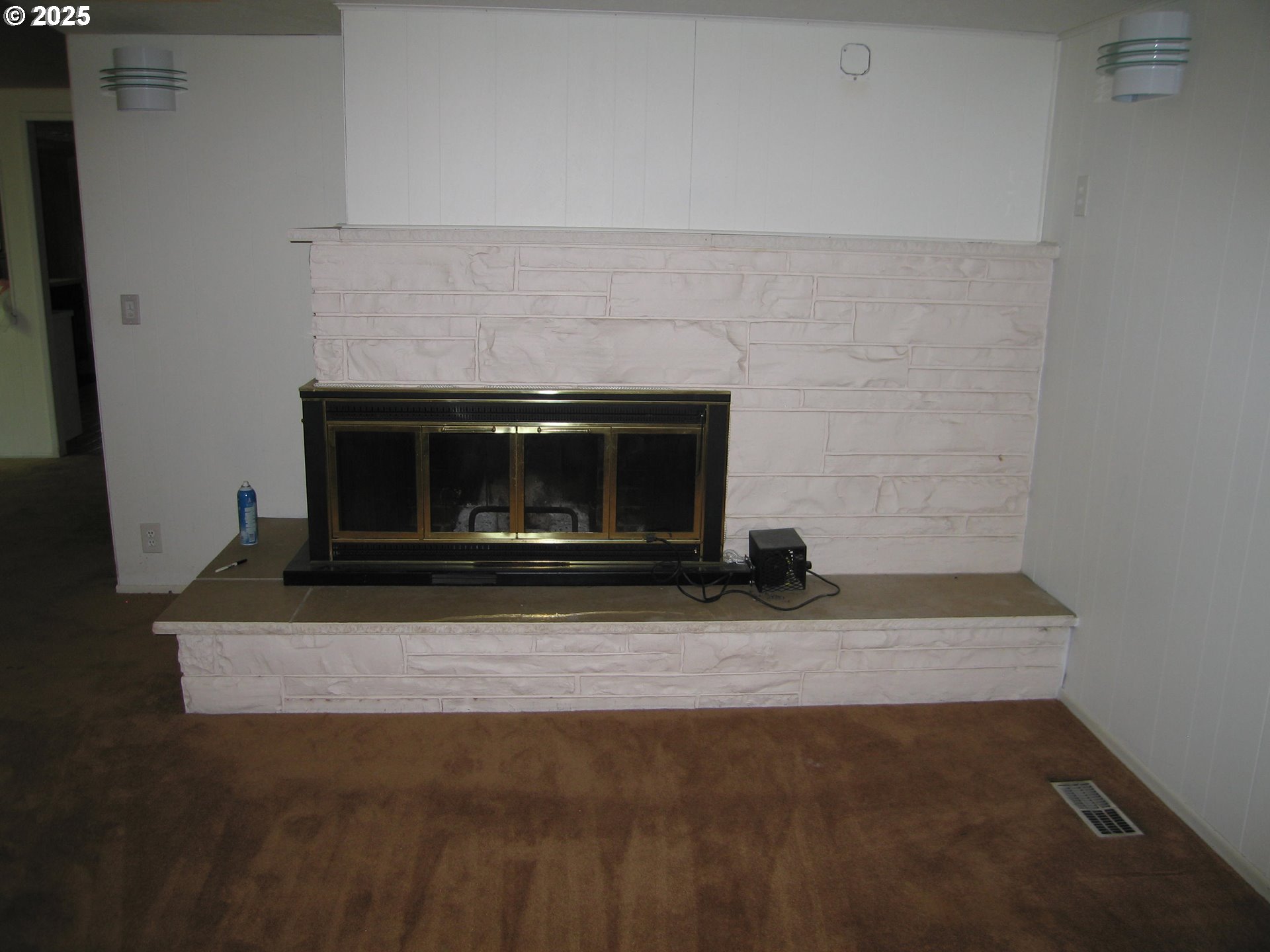 18795 Southwest Vista Street Beaverton, OR 97003 - Photo 18 of 31 a living room with a fireplace