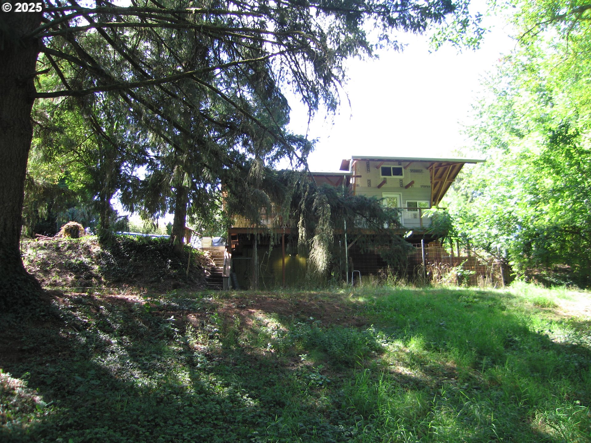 18795 Southwest Vista Street Beaverton, OR 97003 - Photo 27 of 31 a backyard of a house with lots of green space