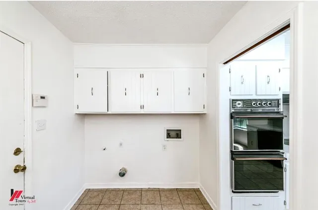 a view of kitchen with washer and dryer
