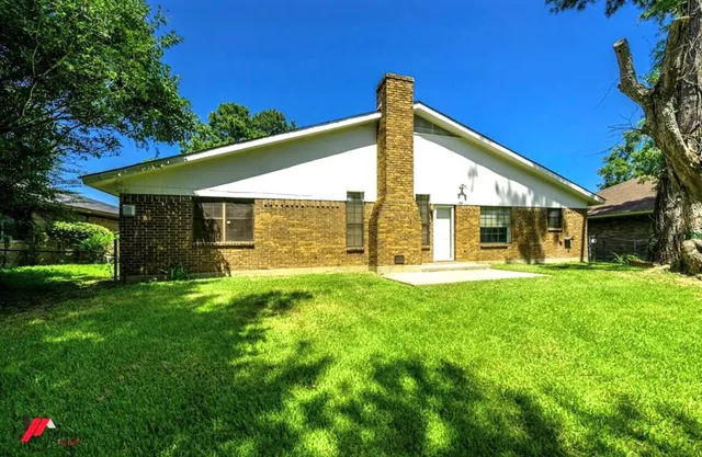 a view of a house with backyard