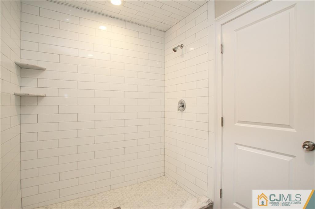 27 Gulf Road East Brunswick, NJ 08816 - Photo 10 of 25 Gallery Image 10