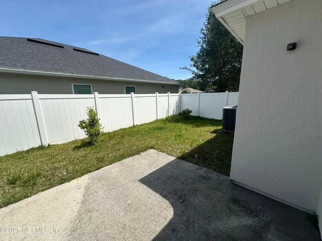 a view of a backyard