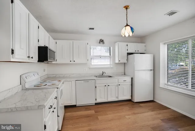 $2,200 | 327 Concord Court, Little Egg Harbor, NJ 08087