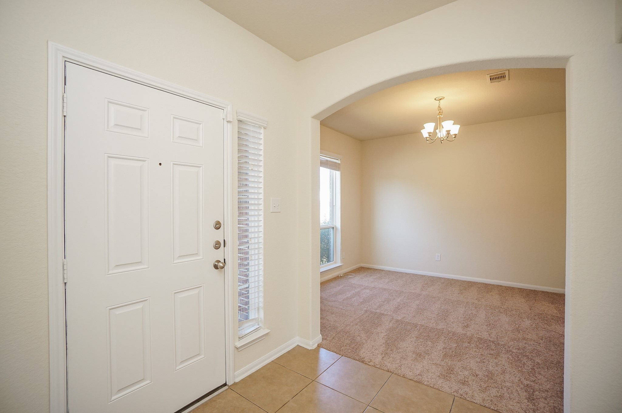 4822 Gingham Check Court Katy, TX 77449 - Photo 5 of 30 an empty room with windows and entrance