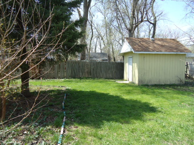 550 Redwood Road Bolingbrook, IL 60440 - Photo 12 of 14 a backyard of a house