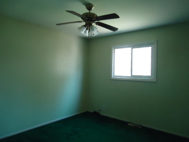 550 Redwood Road Bolingbrook, IL 60440 - Photo 3 of 14 an empty room with a window