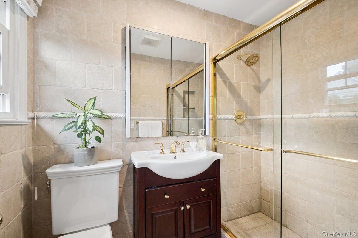 30 Stonehouse Road Scarsdale, NY 10583 - Photo 12 of 24 Ensuite bath in the guest bedroom.
