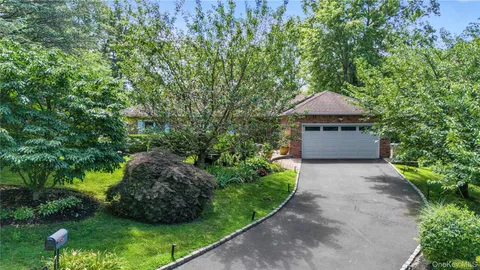 $1,375,000 | 17 Melody Lane, Bayville, NY 11709