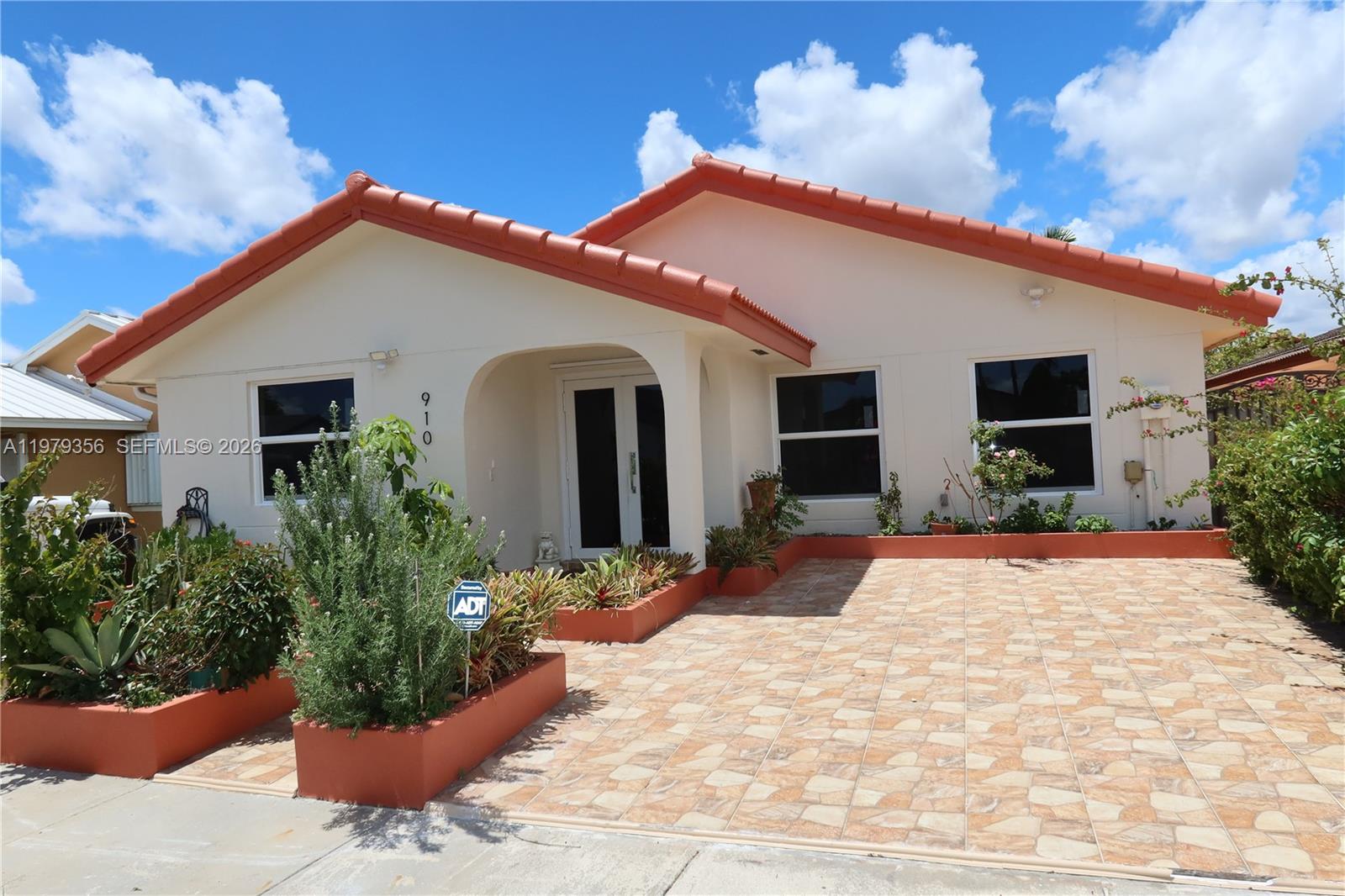 910 Southwest 140th Avenue Miami, FL 33184 - Photo 2 of 21