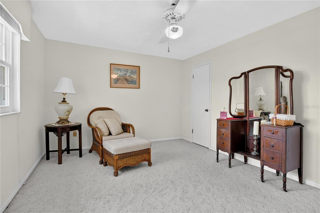4262 Lake Underhill Road, Unit 9C7 Orlando, FL 32803 - Photo 18 of 22 a living room with furniture