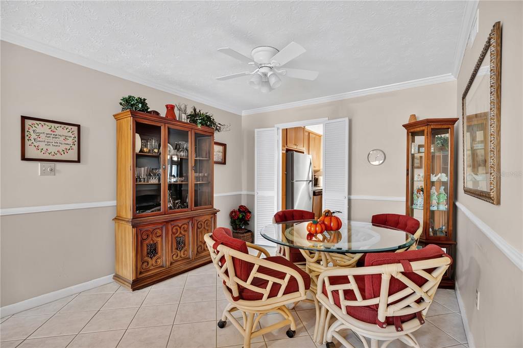 4262 Lake Underhill Road, Unit 9C7 Orlando, FL 32803 - Photo 8 of 22 a dining room with furniture and window