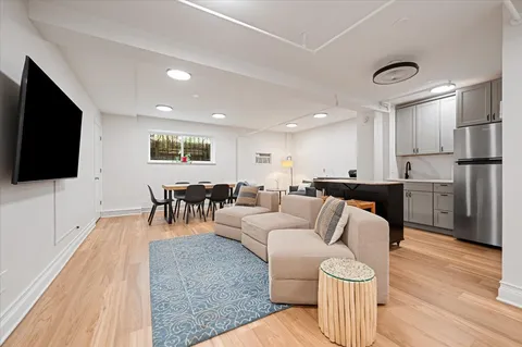 $619,000 | 609 West Stratford Place, Unit 3B, Chicago, IL 60657