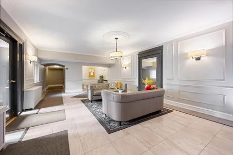 $619,000 | 609 West Stratford Place, Unit 3B, Chicago, IL 60657