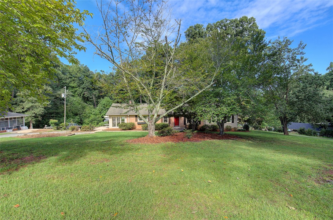 409 Hood Road Greenville, SC 29611 - Photo 6 of 49 Gallery Image 6