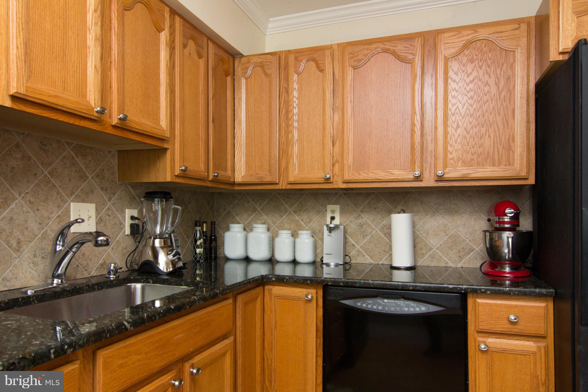 10505 Lester Street Silver Spring, MD 20902 - Photo 6 of 30 Granite counter and maple cabinets!