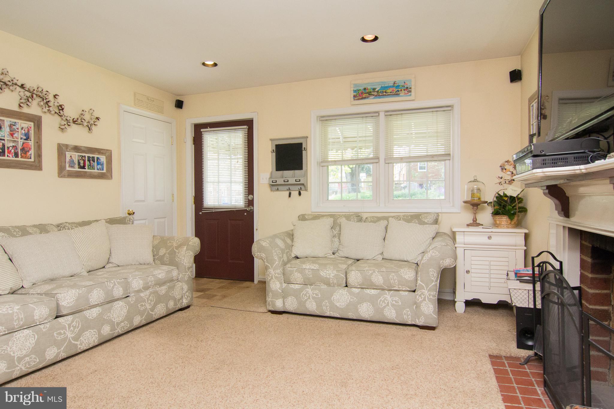 10505 Lester Street Silver Spring, MD 20902 - Photo 10 of 30 Living Room