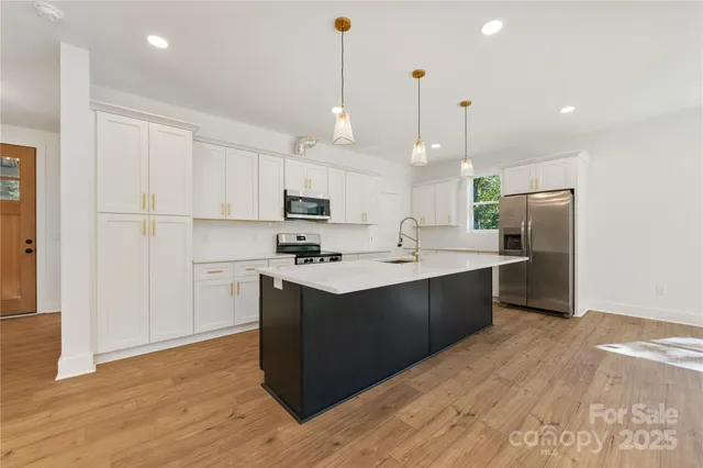 $608,000 | 1871 Lynmore Drive, Sherrills Ford, NC 28673