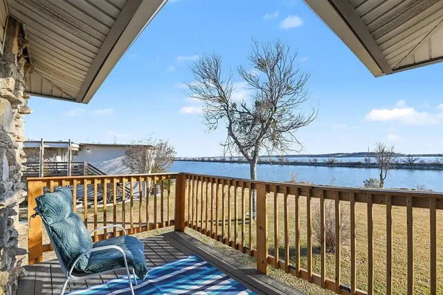 $190,000 | 108 Harbor Drive, Unit 204, Runaway Bay, TX 76426