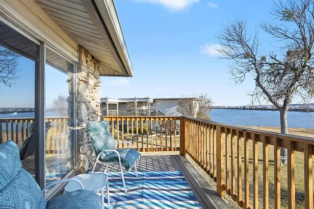 $190,000 | 108 Harbor Drive, Unit 204, Runaway Bay, TX 76426