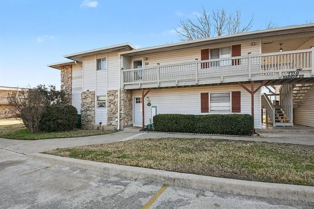 $190,000 | 108 Harbor Drive, Unit 204, Runaway Bay, TX 76426
